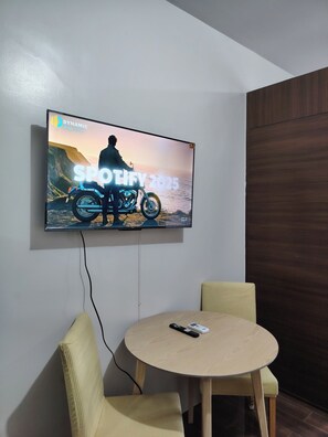 Standard Room, 1 Bedroom | In-room dining - Air Residences (Makati)