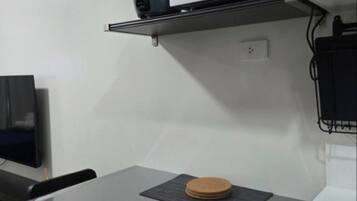 Standard Room, 1 Bedroom | In-room dining