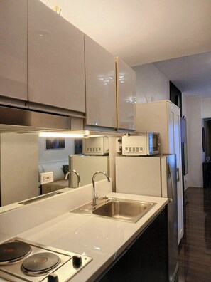 Standard Room, 1 Bedroom | Private kitchen | Fridge, microwave, stovetop, cookware/dishes/utensils - Air Residences (Makati)