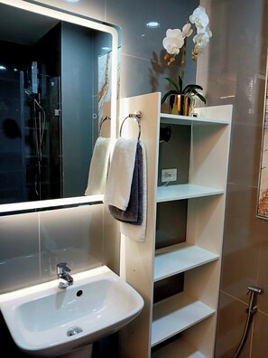 Standardzimmer, 1 Schlafzimmer | Badezimmer | Dusche, kostenlose Toilettenartikel, Hausschuhe, Handtücher