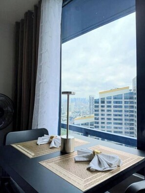 Standard Room, 1 Bedroom | In-room dining - Air Residences (Makati)