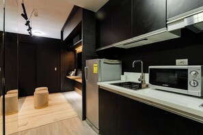 Rom – standard, 1 soverom | Eget kjøkken | Kjøleskap, mikrobølgeovn, kokeplater og kjøkkenutstyr