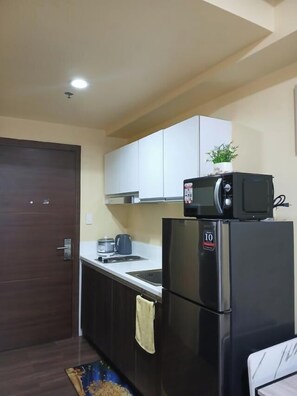Standard Room, 1 Bedroom, Pool View | Private kitchen | Fridge, microwave, stovetop, cookware/dishes/utensils - Air Residences (Makati)