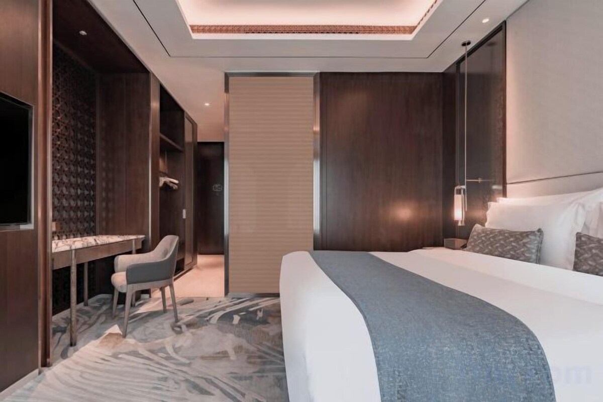 Minibar (mit einigen kostenlosen Artikeln), Zimmersafe, Schreibtisch