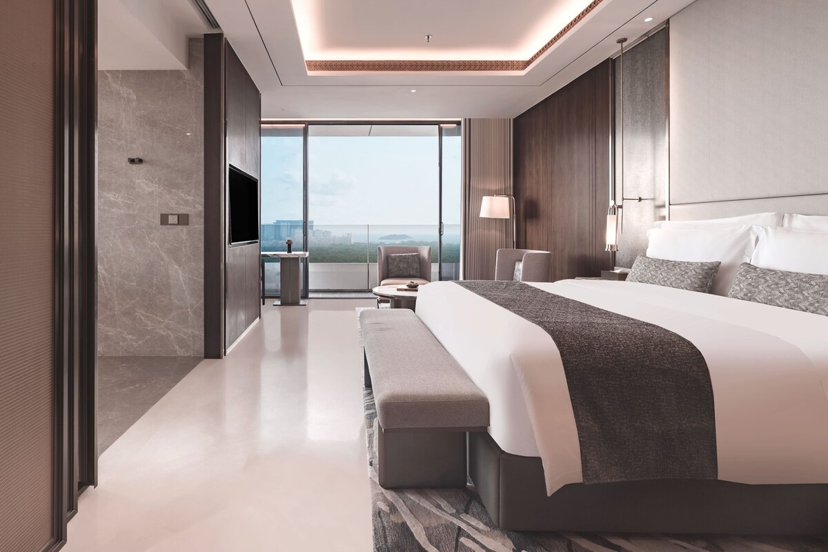 Executive King Balcony | Minibar (some free items), in-room safe, desk, blackout drapes