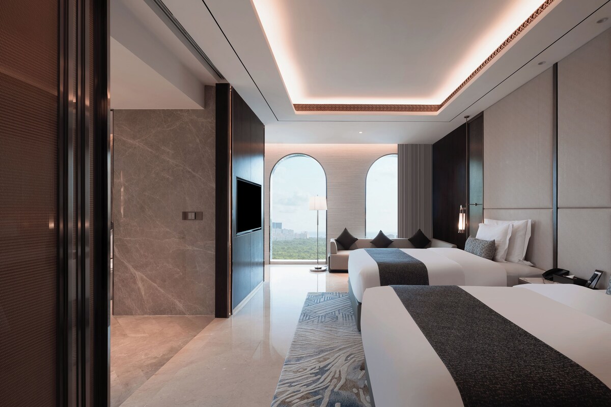 Executive Twin | Minibar (some free items), in-room safe, desk, blackout drapes