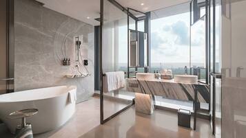 Une salle de bain moderne avec une baignoire sur pieds, un grand miroir et un meuble-lavabo doté d’un plan de travail en marbre.