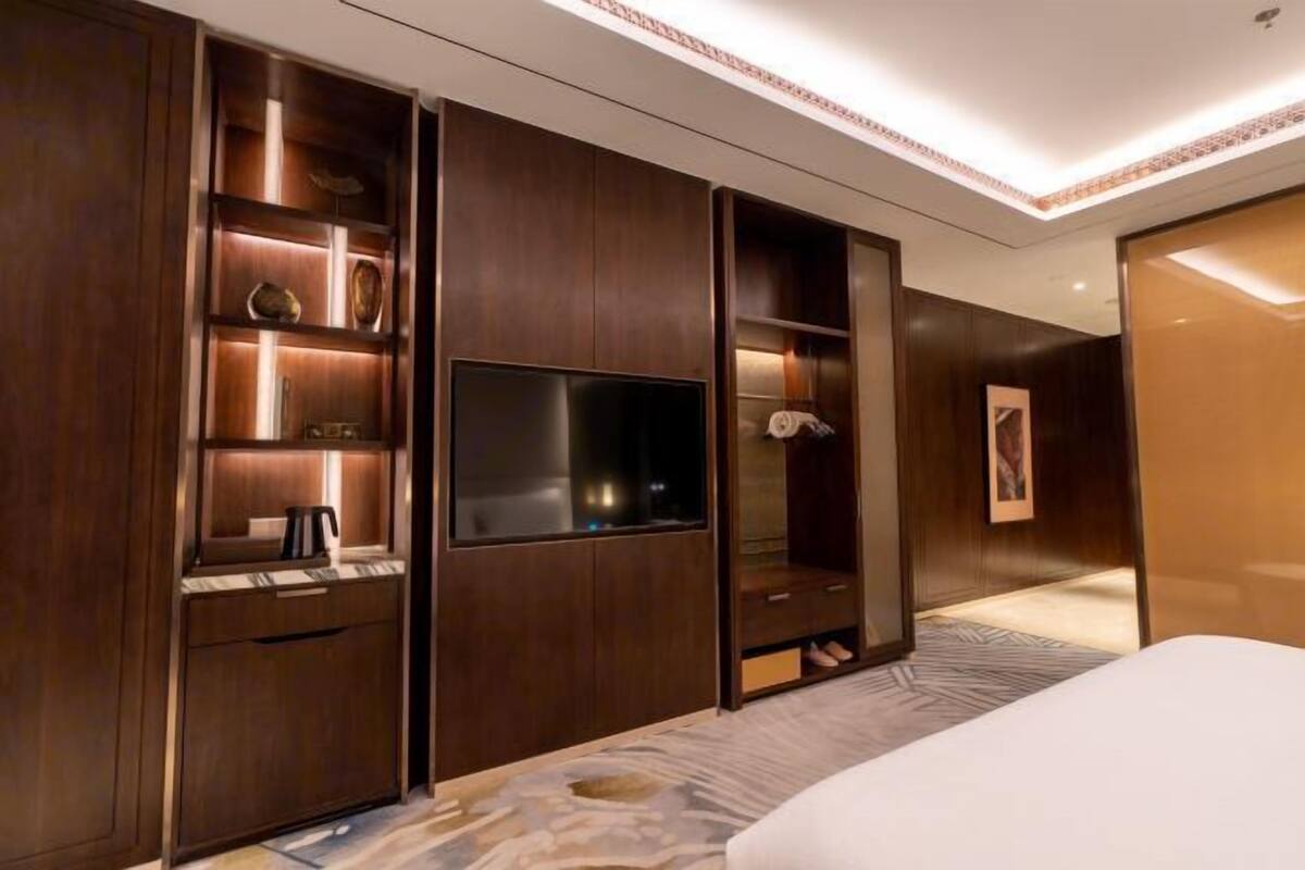 1 bedroom, in-room safe, desk, blackout curtains