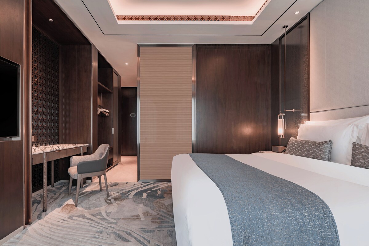 Premier King | Minibar (some free items), in-room safe, desk, blackout drapes