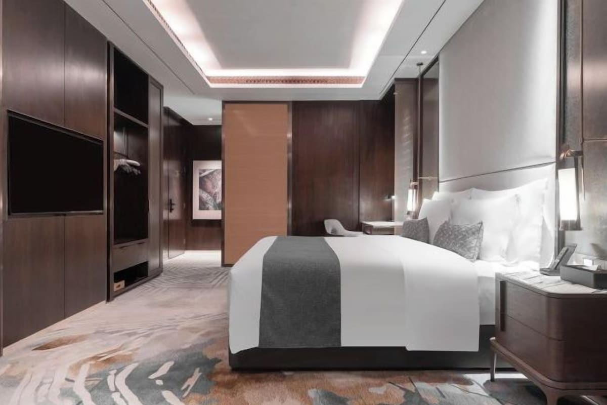 Minibar với thức ăn, đồ uống miễn phí, két bảo mật tại phòng, bàn 