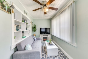 TV, fireplace