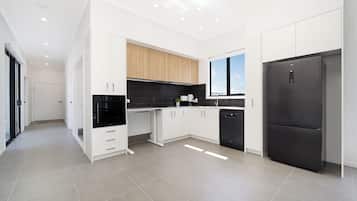 Frigorifero, microonde, forno, piano cottura