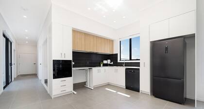 Brand New Luxury 3 bedroom Home / 3 ensuite - bathroom / Free Wifi