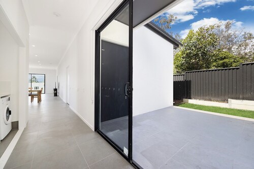 Brand New Luxury 3 bedroom Home / 3 ensuite - bathroom / Free Wifi