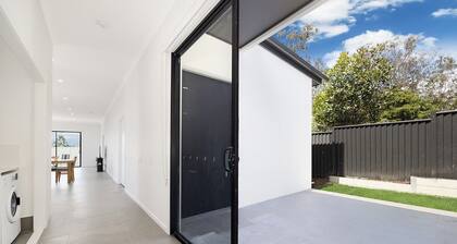 Brand New Luxury 3 bedroom Home / 3 ensuite - bathroom / Free Wifi