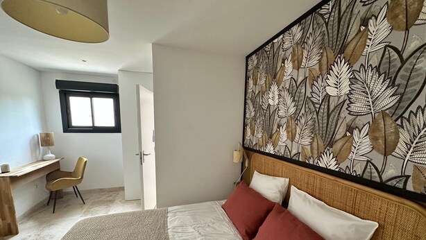 A bedroom with a large bed, a desk, a chair, and a window. - Room "Abricot (Uzès)