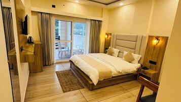 Deluxe Double or Twin Room | Egyptian cotton sheets, premium bedding, memory-foam beds, desk