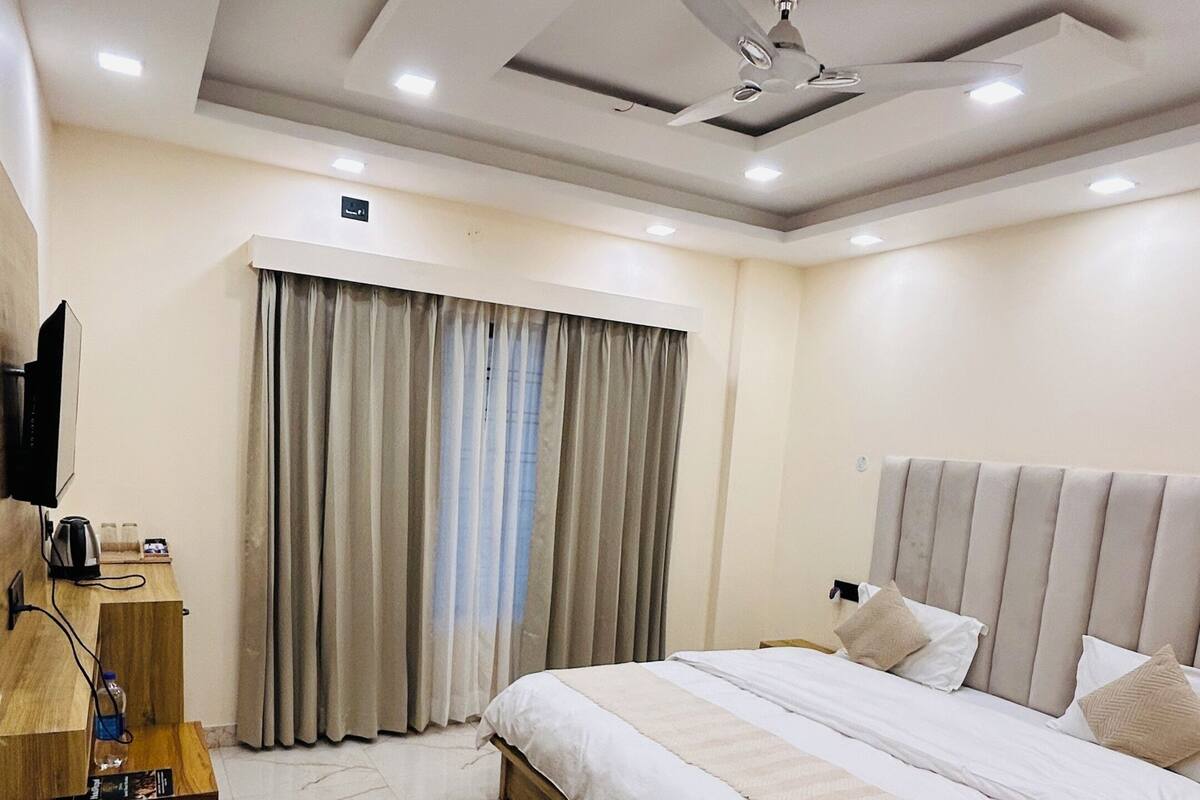 ห้องดีลักซ์ | ผ้าปูที่นอนฝ้ายอียิปต์, เครื่องนอนระดับพรีเมียม, เตียงเมมโมรีโฟม