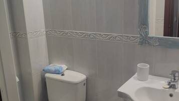 Douche, sĂšche-cheveux, serviettes fournies, savon