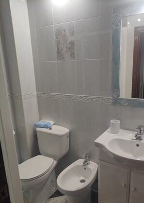 Douche, sĂšche-cheveux, serviettes fournies, savon