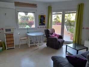 Living area - Charming house in an exceptional garden between sea and mountains (Dénia)