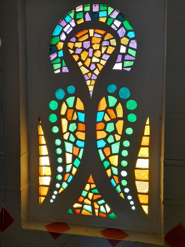 Una ventana de vidrio emplomado con diseños geométricos.