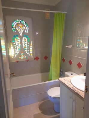 Secadora de cabello, toallas, jabón, papel de baño