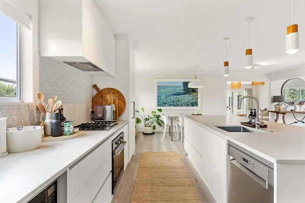 Microwave, oven, stovetop, dishwasher - Coastal Bliss / 6 min walk to the beach (Whangamata)