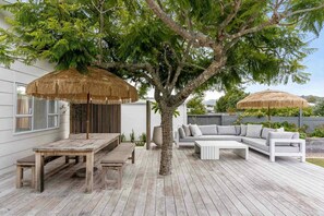 Outdoor dining - Coastal Bliss / 6 min walk to the beach (Whangamata)