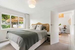 3 bedrooms, WiFi, bed sheets - Coastal Bliss / 6 min walk to the beach (Whangamata)