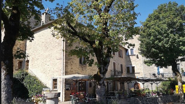 A stone building with outdoor seating and a sign for a bakery. - MAGNIFICENT Gîte for 4 to 10 people in NAGES 81/LAC DU LAOUZAS/HAUT LANGUEDOC (Nages)