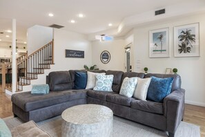 Smart TV, chimenea, oficina