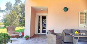 Outdoor dining - Apartment with garden 10 min from the best beaches of Costa Smeralda (arzachena)