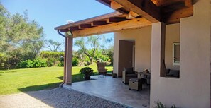 Terrace/patio - Apartment with garden 10 min from the best beaches of Costa Smeralda (arzachena)