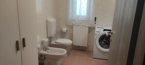 Hårtork, handdukar och toalettpapper