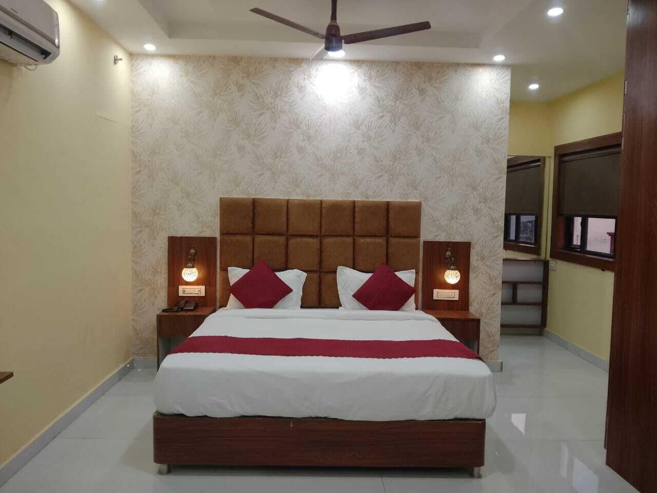 Royal Room | Hypo-allergenic bedding, Select Comfort beds, desk, iron/ironing board