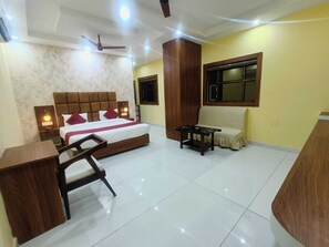 Hypo-allergenic bedding, Select Comfort beds, desk, soundproofing - HOTEL ROSHAN (Varanasi)