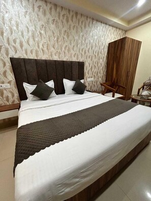 Shower, rainfall showerhead, free toiletries, towels