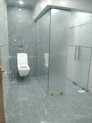Royal Room | Bathroom | Shower, rainfall showerhead, free toiletries, towels - HOTEL ROSHAN (Varanasi)