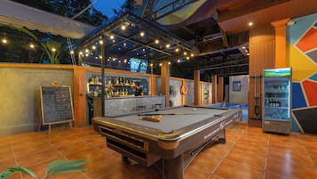 Swim-up bar
