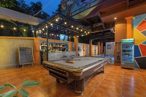 Swim-up bar