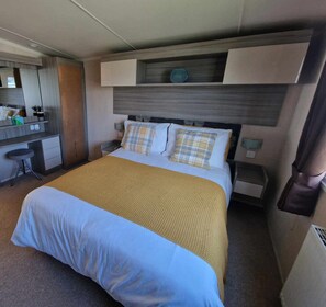 2 bedrooms, iron/ironing board, WiFi, bed sheets - 2-bedroom, Sleeps 4, dog friendly, WiFi next to Fantasy Island, Ingoldmells (Skegness)