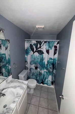 Serviettes fournies, papier de toilette