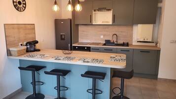 Een koelkast, een microgolfoven, een oven, een kookplaat