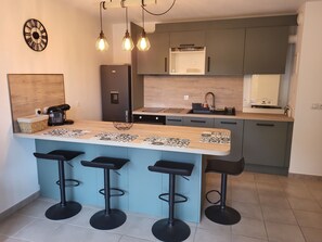 Réfrigérateur, four à micro-ondes, un four, surface de cuisson