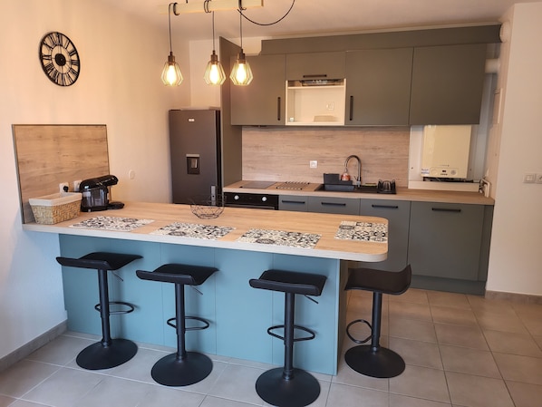 Kühlschrank, Mikrowelle, Ofen, Herdplatte