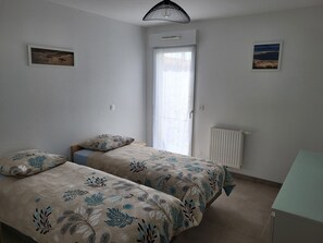 2 Schlafzimmer, Schreibtisch, Bügeleisen/Bügelbrett, Reisekinderbett