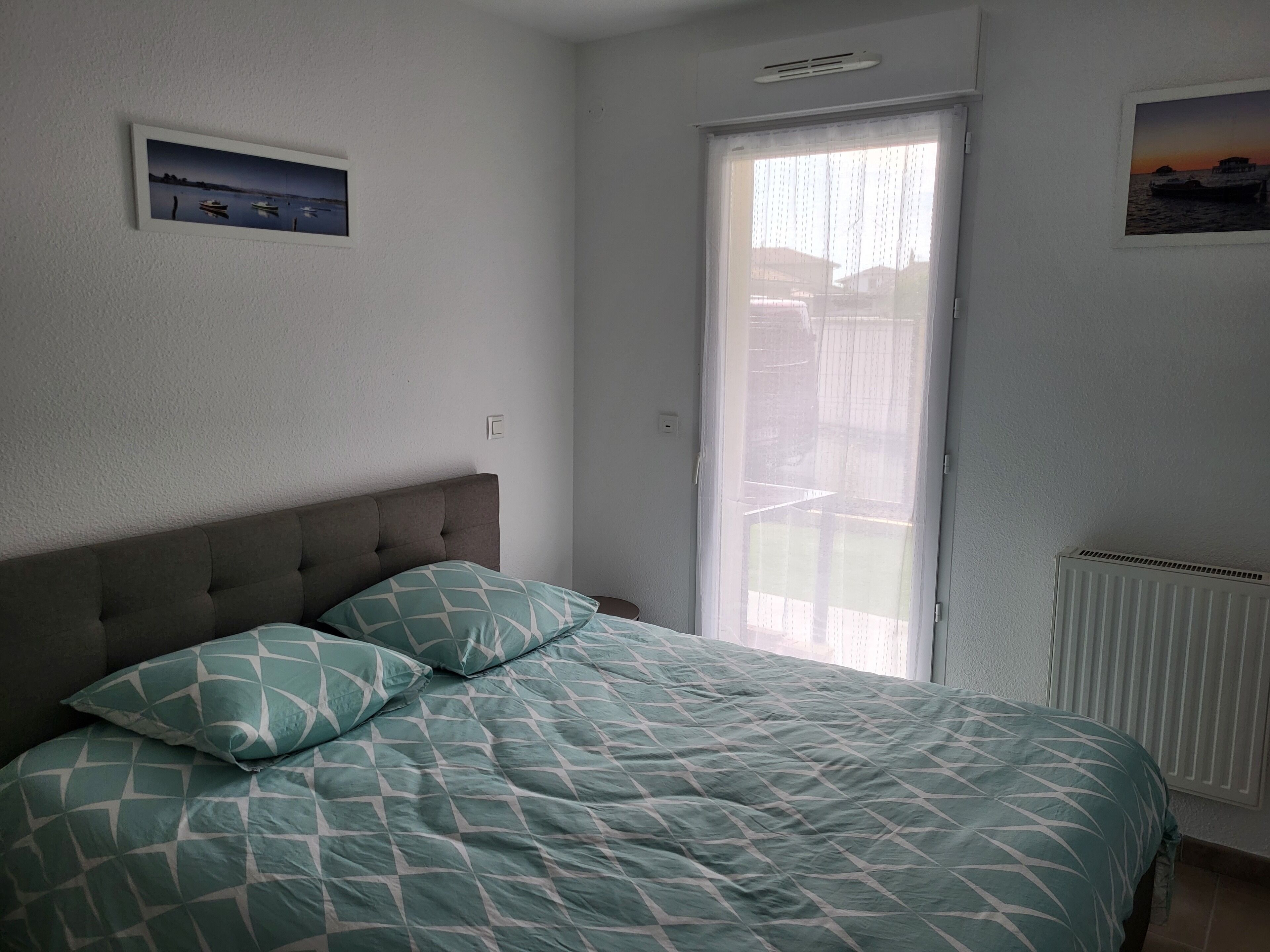 2 chambres, bureau, fer et planche à repasser, lit parapluie