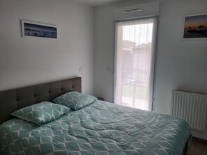 2 chambres, bureau, fer et planche à repasser, lit parapluie