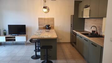 Een koelkast, een microgolfoven, een oven, een kookplaat